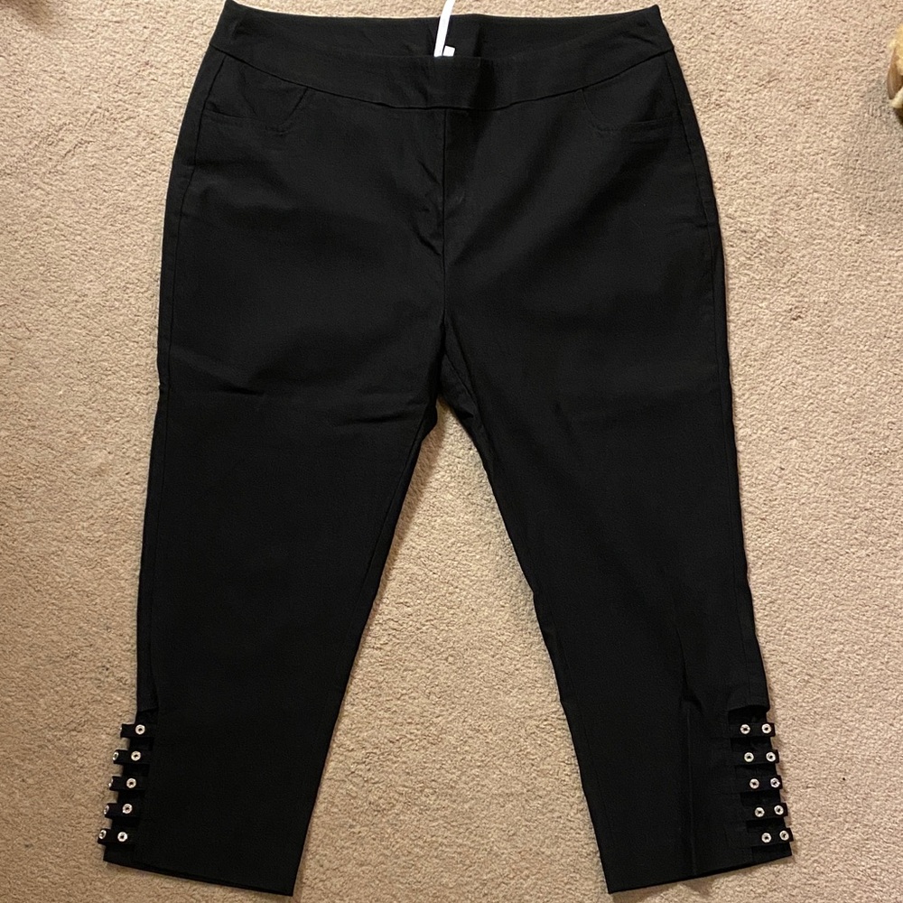 Lulu-B Black Cropped Pants with Button Detail